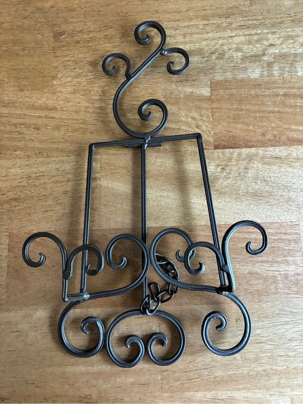 Ornate Metal Scroll Display Easel - Brown